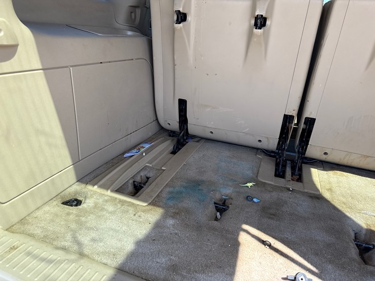 2010-chevrolet-tahoe-image-11