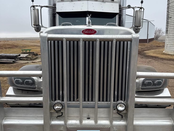 2016-peterbilt-389-image-37