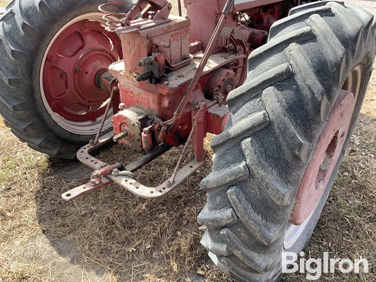 1954-farmall-400-2wd-tractor-image-11