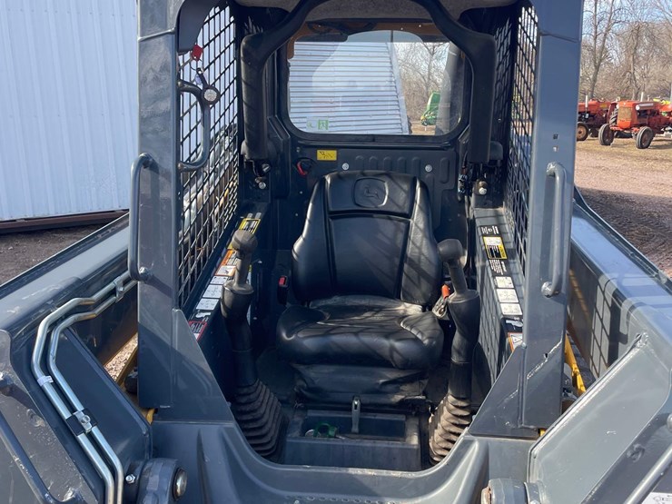 2017-deere-320e-image-23