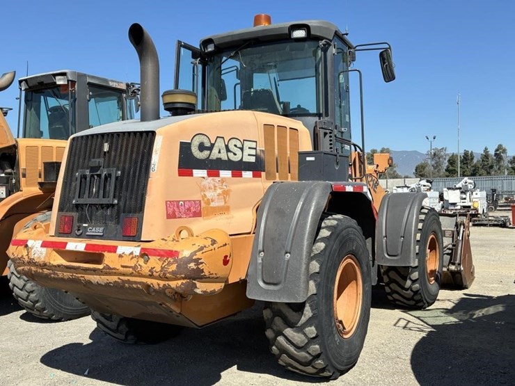 2009-case-721e-image-3