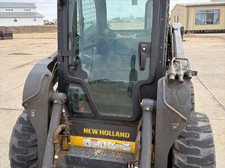 2011-new-holland-l218-image-15