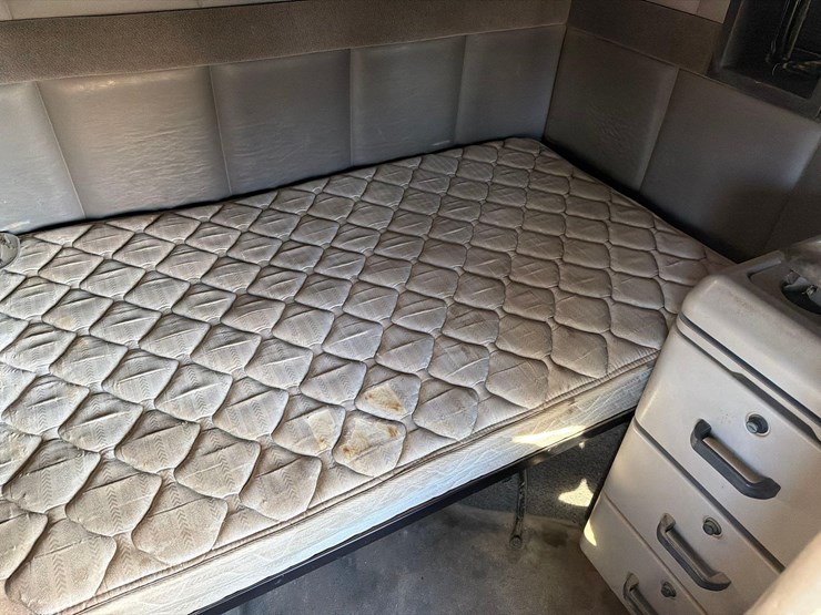 2001-volvo-vn-image-48