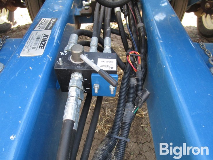 2023-kinze-3205-image-13