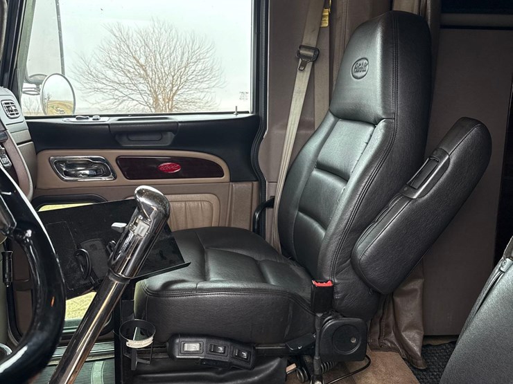 2016-peterbilt-389-image-70