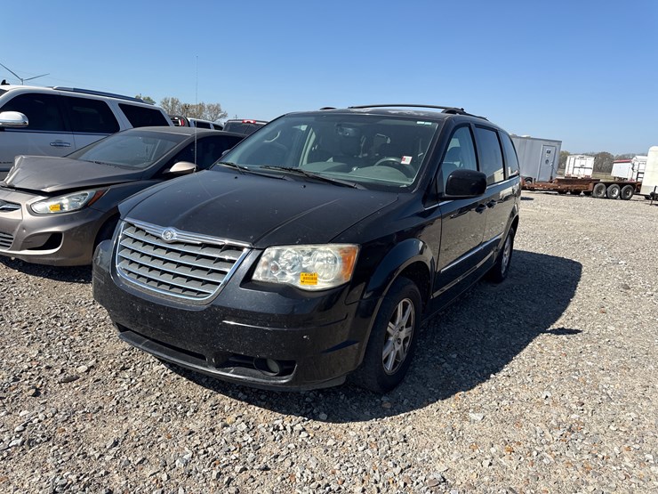 2009-chrysler-town-&-country-image-1
