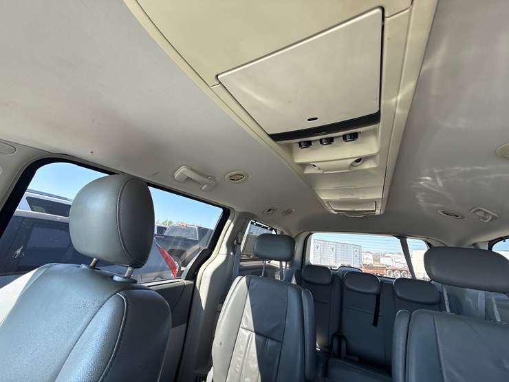 2009-chrysler-town-&-country-image-23