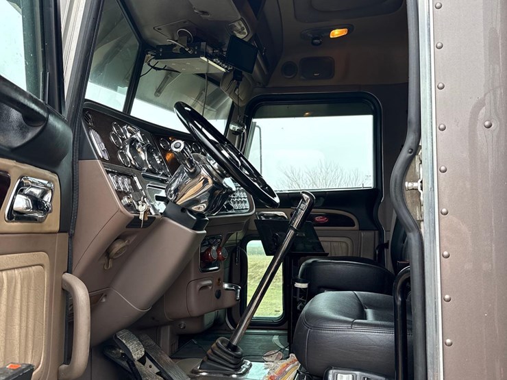 2016-peterbilt-389-image-67