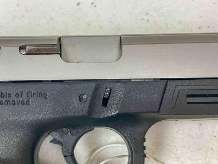 smith&-wesson-pistol-image-3