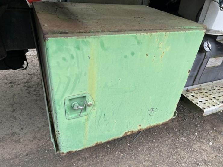 1998-freightliner-fl70-image-24