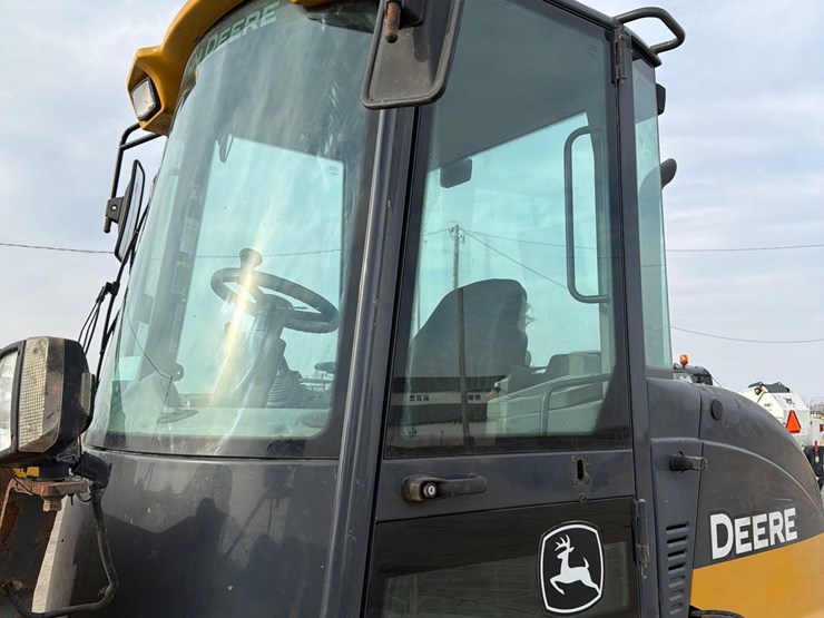 2016-deere-244k-image-34