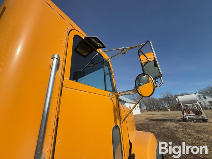 2001-freightliner-fld120-image-18