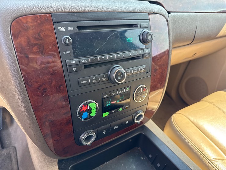 2010-chevrolet-tahoe-image-35