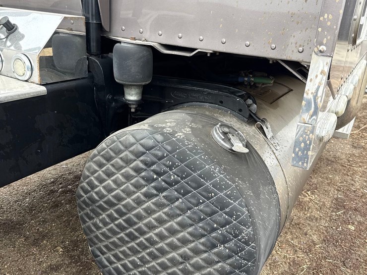 2016-peterbilt-389-image-28