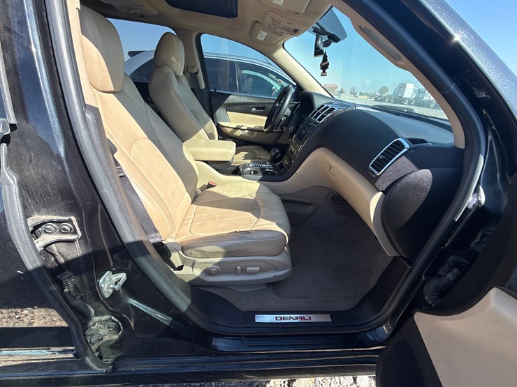 2011-gmc-acadia-image-21