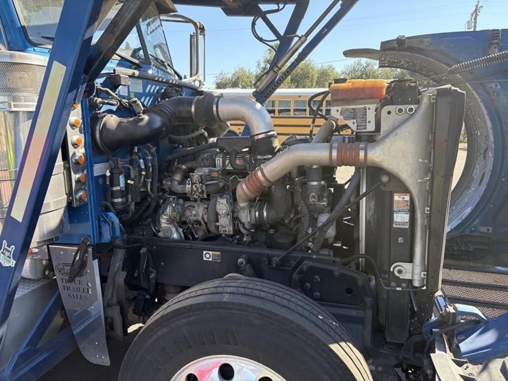 2017-peterbilt-389-image-21