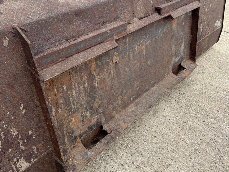 skidloader-8ft-quick-tach-bucket-image-4