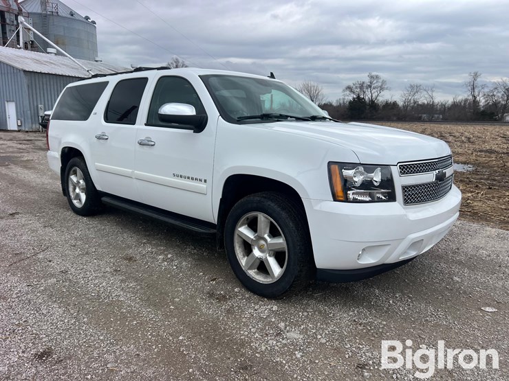 2007-chevrolet-suburban-image-3