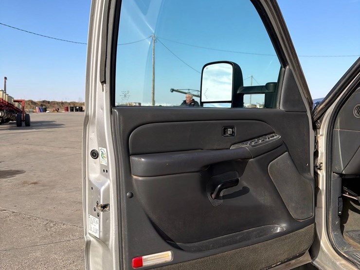 2005-chevrolet-k2500-image-32