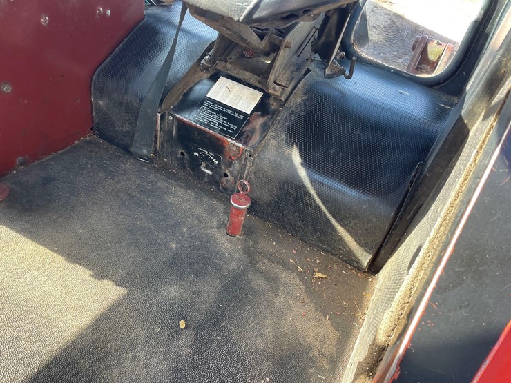 allis-chalmers-7040-2wd-tractor-image-50