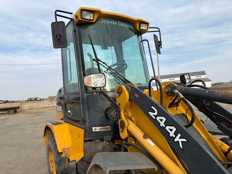 2016-deere-244k-image-31