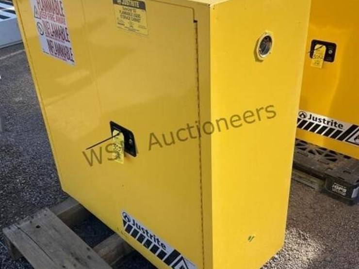 justrite-flammable-storage-cabinet-image-2