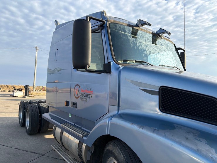 2001-volvo-vn-image-21