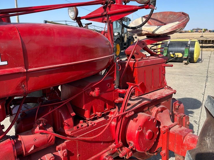1953-farmall-super-m-tractor-image-11