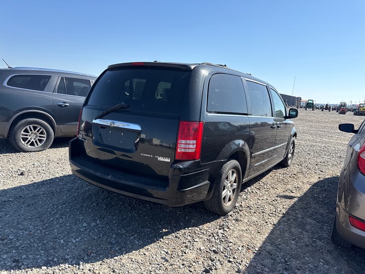 2009-chrysler-town-&-country-image-3