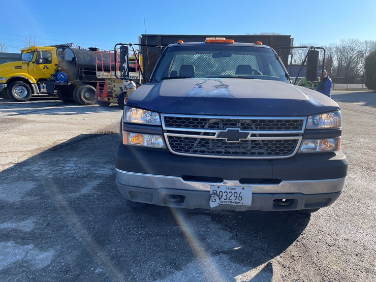 2005-chevrolet-3500-image-2