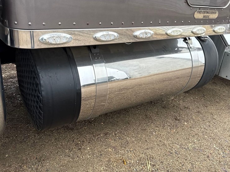 2016-peterbilt-389-image-48