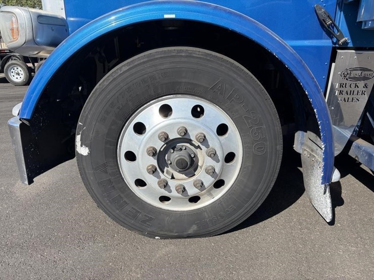 2017-peterbilt-389-image-18