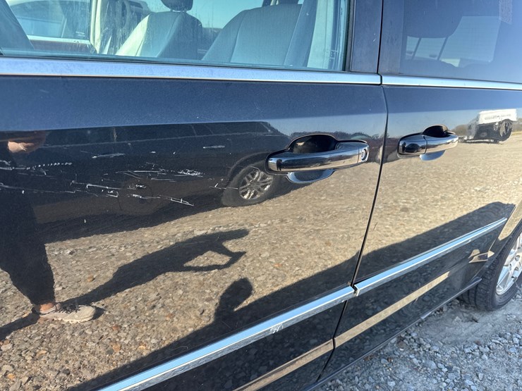 2009-chrysler-town-&-country-image-17