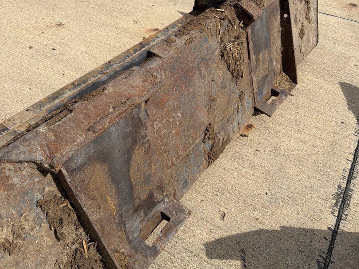 skidloader-82”-skidloader-bucket-image-10