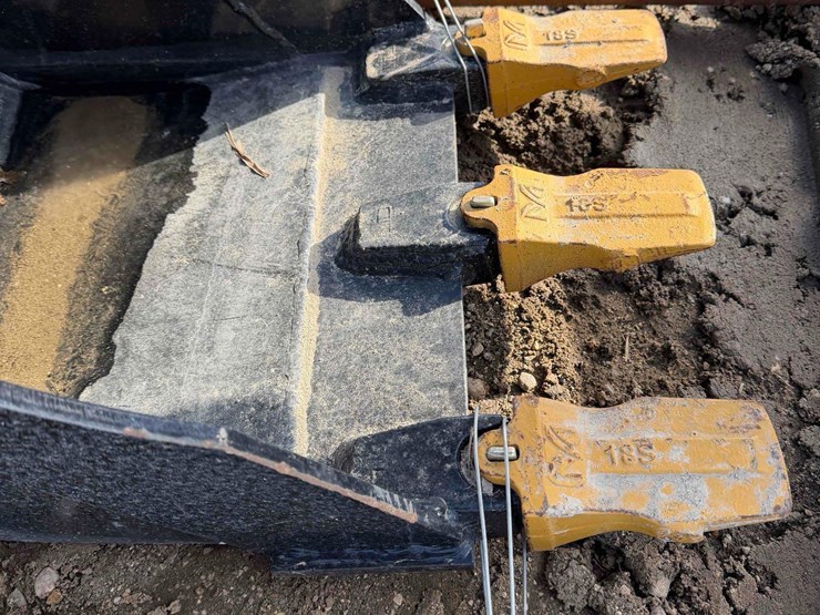 skid-steer-backhoe-image-10