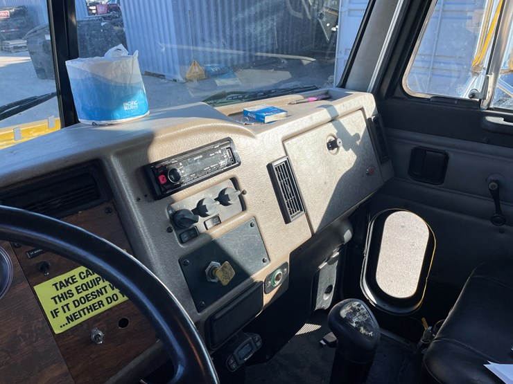 1999-peterbilt-330-image-38