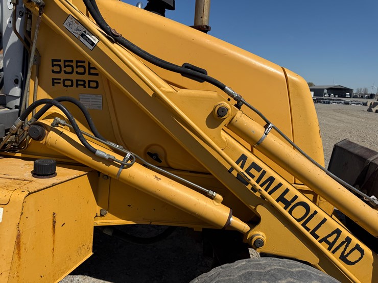 new-holland-555e-image-32