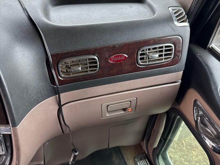 2016-peterbilt-389-image-91