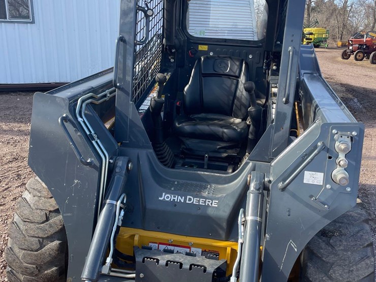 2017-deere-320e-image-11