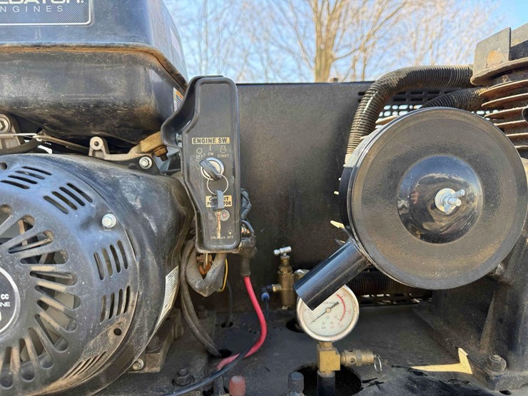 30-gal-central-pneumatic-air-compressor-image-2