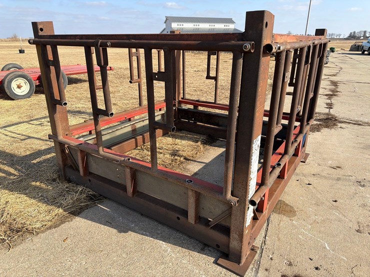 homemade-7ft-x-7ft-hay-feeder-image-8