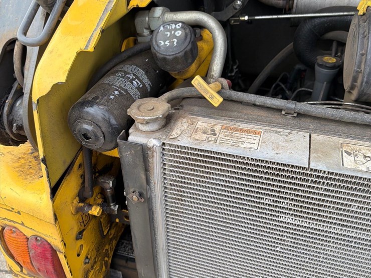 2011-new-holland-l218-image-43