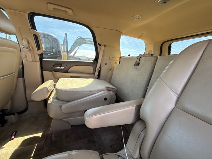 2010-chevrolet-tahoe-image-25