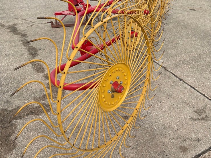 tonutt-5-wheel-3pt-rake-image-4