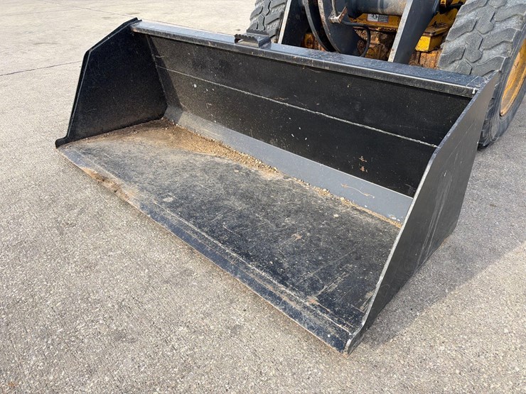 2016-deere-244k-image-11