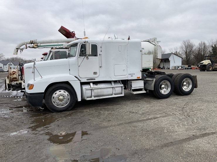 1996-freightliner-fld120-image-1
