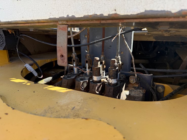 new-holland-555e-image-22