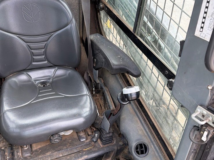 2011-new-holland-l218-image-36