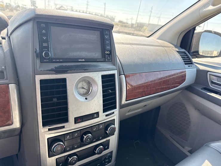 2009-chrysler-town-&-country-image-24