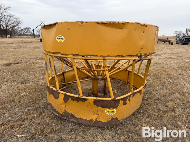 sioux-hanging-bale-feeder-image-8